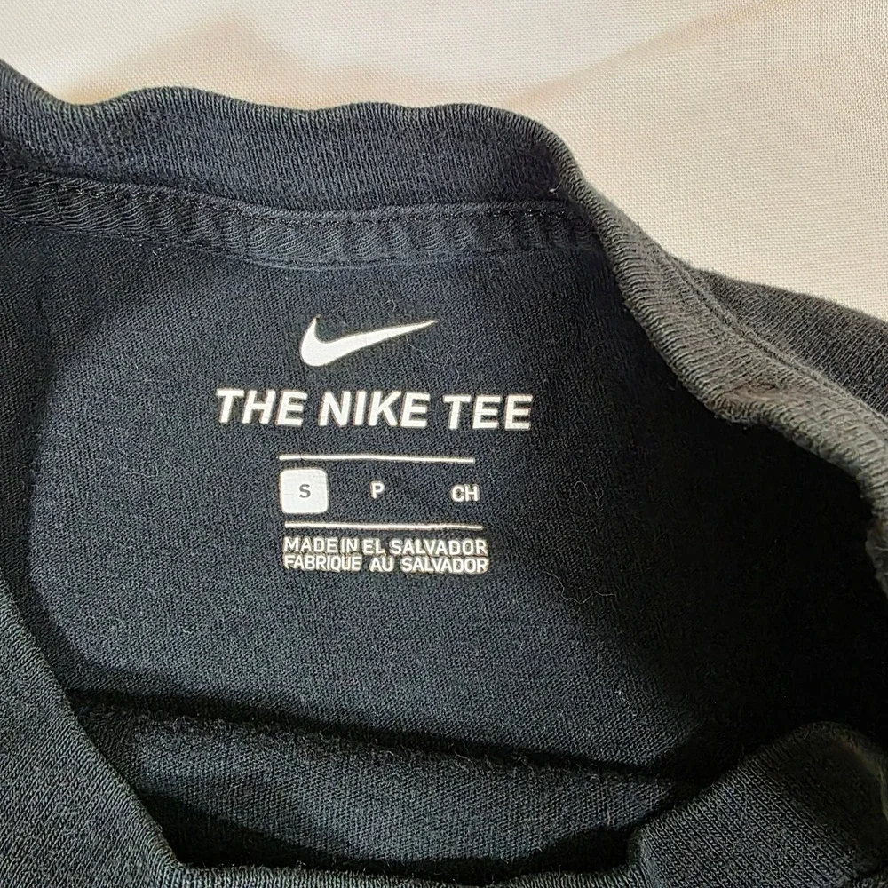 Nike Mens Chenille Swoosh Logo Graphic T-Shirt Black Red White Small